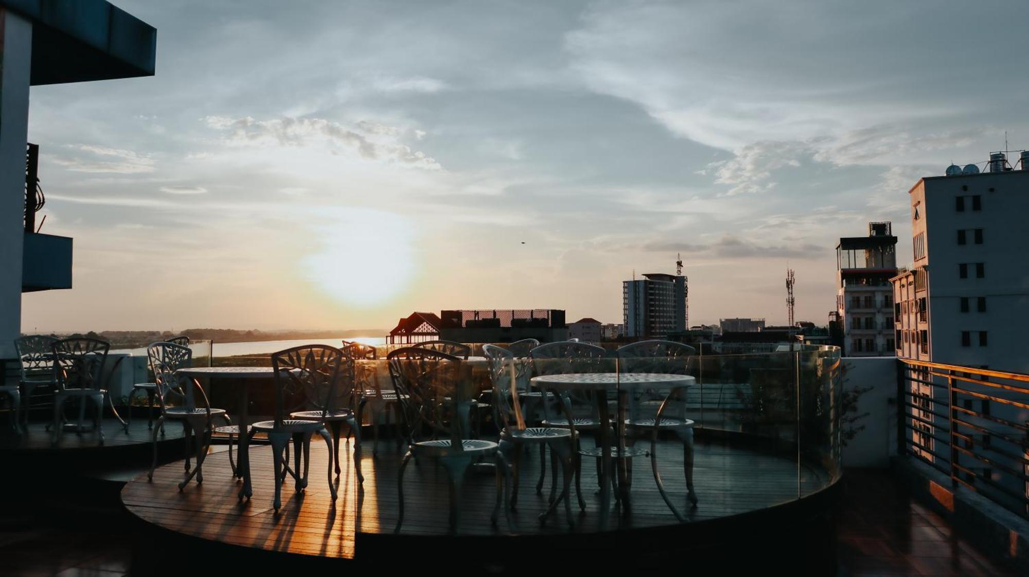 Riverside Hotel В'єнтьян Екстер'єр фото